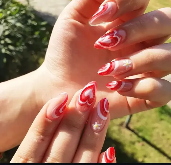Kırmızı beyaz swirl kalp desenli badem nail art