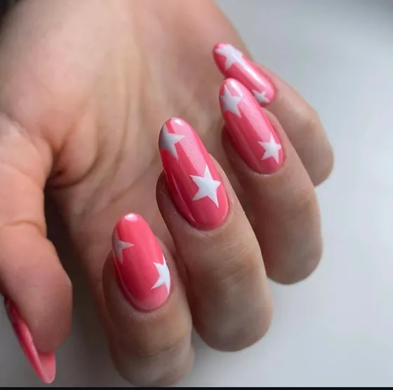 Mercan pembe zemin üzerine beyaz yıldız nail art