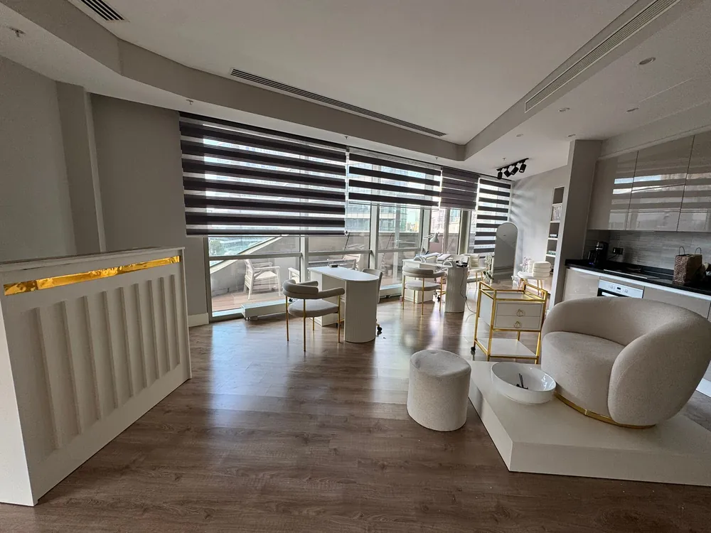 Nailnissbar Ataşehir Metropol İstanbul salon genel görünüm, manikür masaları ve pedikür koltuğu
