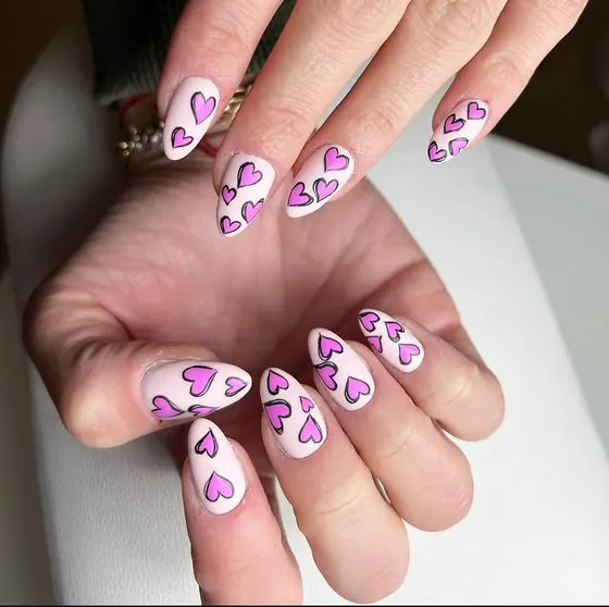 Pembe kalp desenli badem tırnak nail art – Ataşehir
