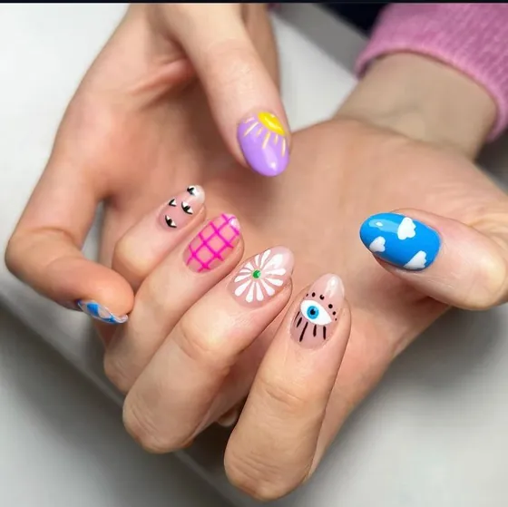 Renkli minimal karışık desenli kısa tırnak nail art – Ataşehir