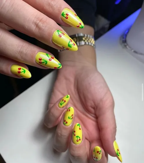 Sarı zemin üzerine kiraz desenli stiletto protez tırnak – Nailnissbar